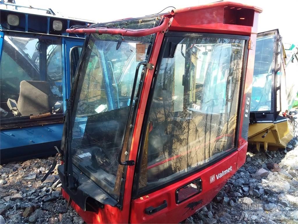 Valmet 931 Ohjaamo ja sisusta