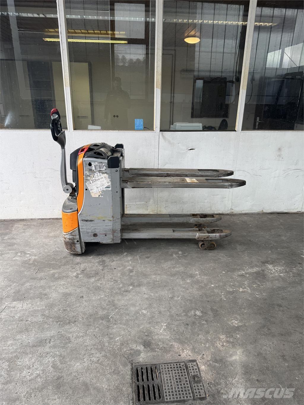 Still EXU-H18 Käyden ajettavat pinoamistrukit