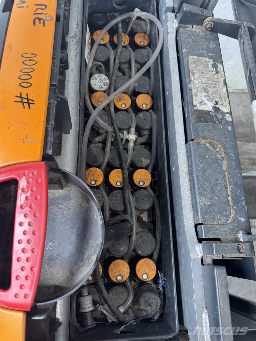 Still EXU-H18 Käyden ajettavat pinoamistrukit