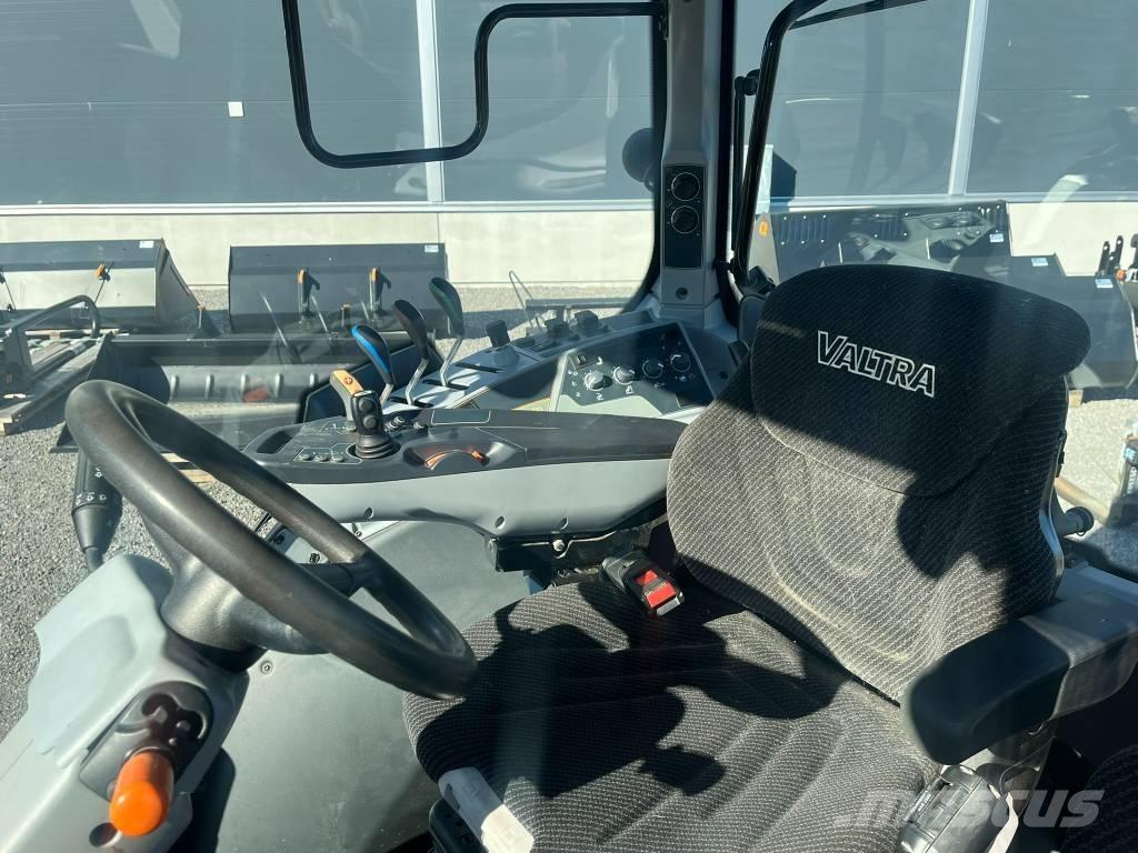 Valtra N 104 HiTech Traktorit