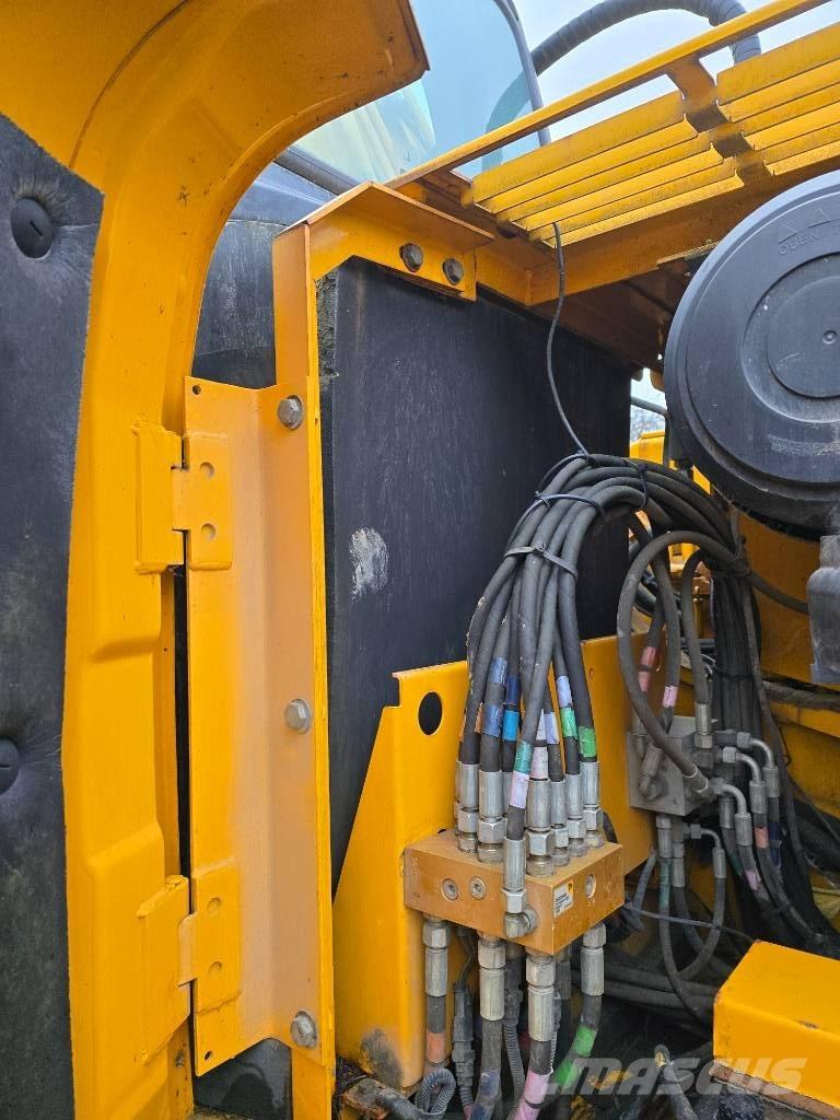 JCB JS 210 LC Telakaivukoneet