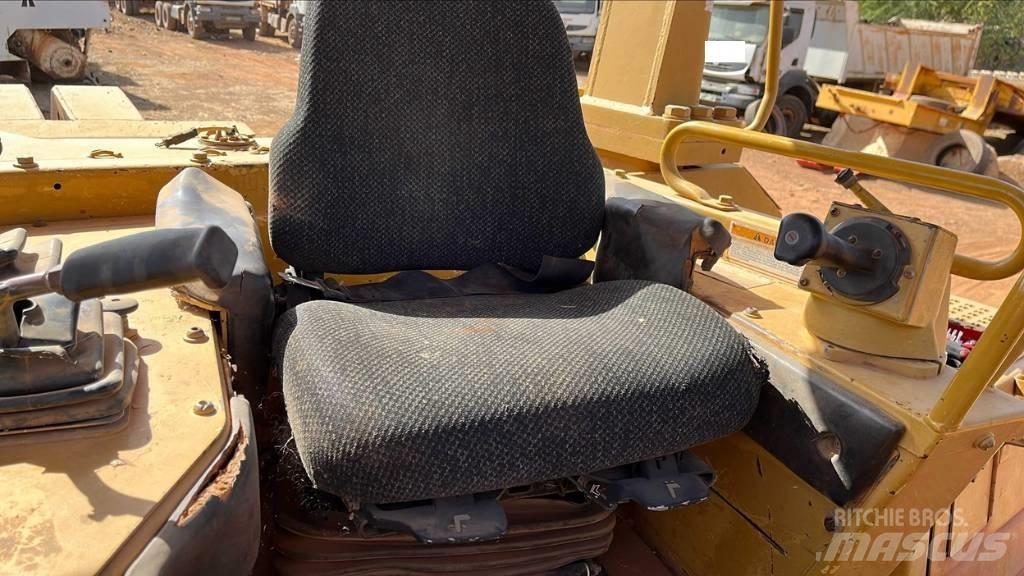 CAT D8R Telaketjupuskutraktorit