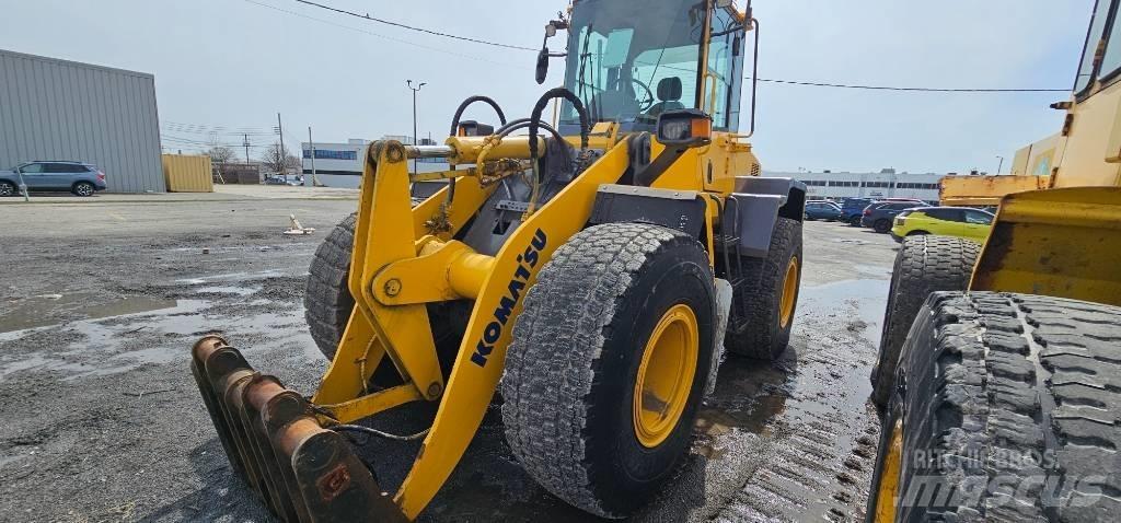 Komatsu WA 200 Pyöräkuormaajat