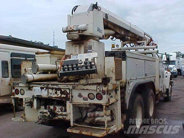 Altec D1000BR Kuorma-auto porauskalustolla