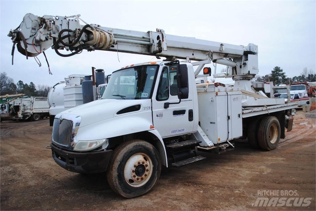 Altec DM47TR Kuorma-auto porauskalustolla