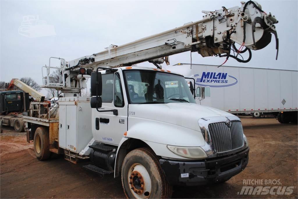 Altec DM47TR Kuorma-auto porauskalustolla