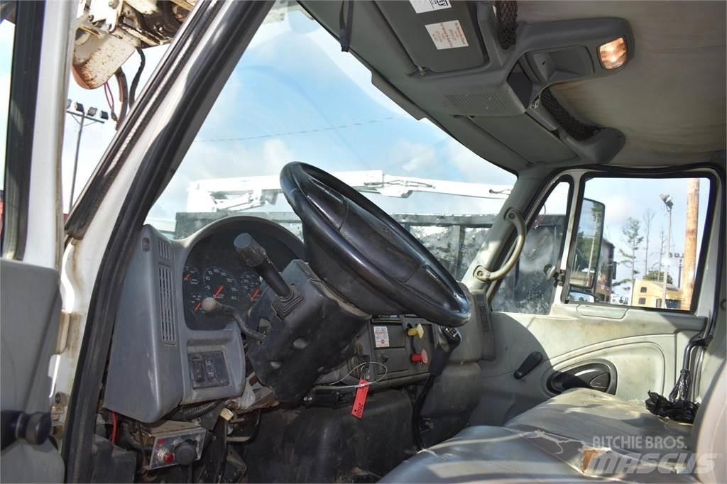 Altec DM47TR Kuorma-auto porauskalustolla