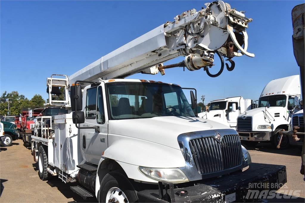 Altec DM47TR Kuorma-auto porauskalustolla