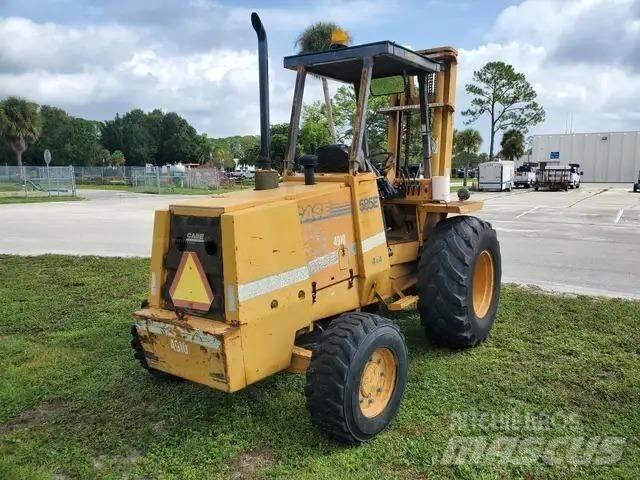 CASE 585E Maastotrukit