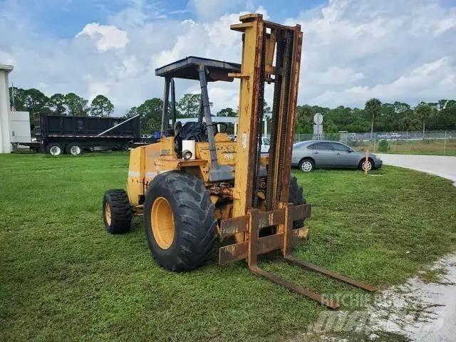 CASE 585E Maastotrukit