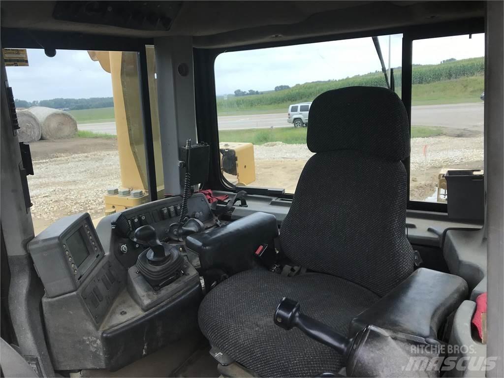 CAT D8T Telaketjupuskutraktorit