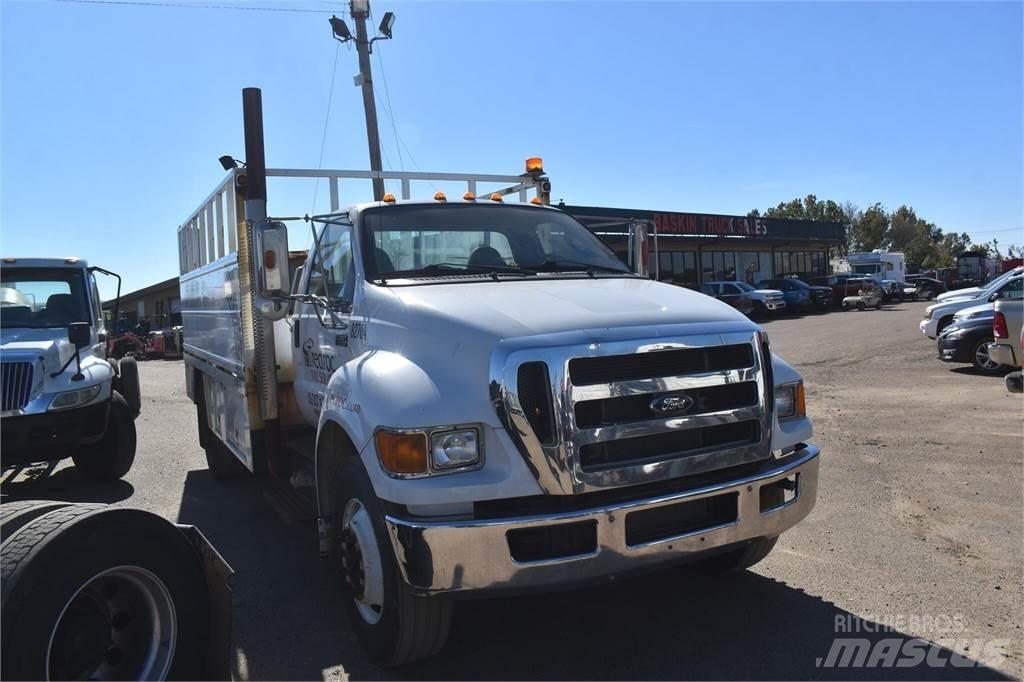 Ford F750 Tienhoitoautot