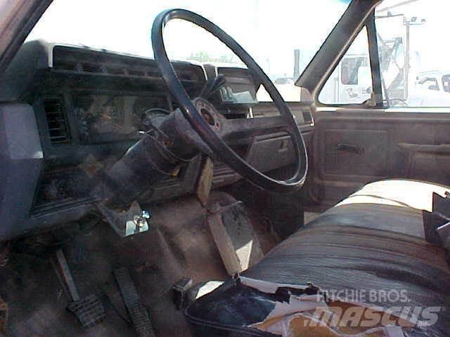 Ford F800 Tienhoitoautot