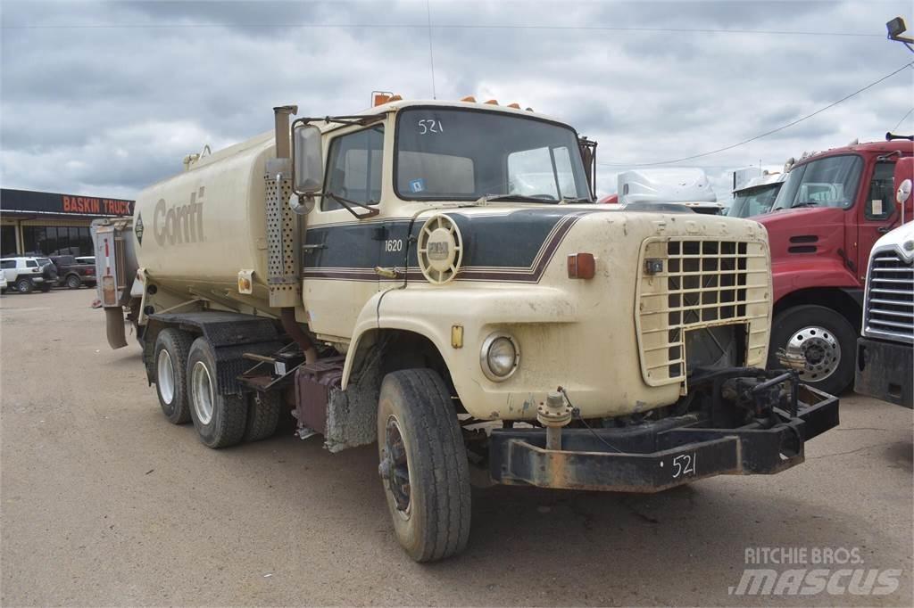 Ford L8000 Säiliöautot