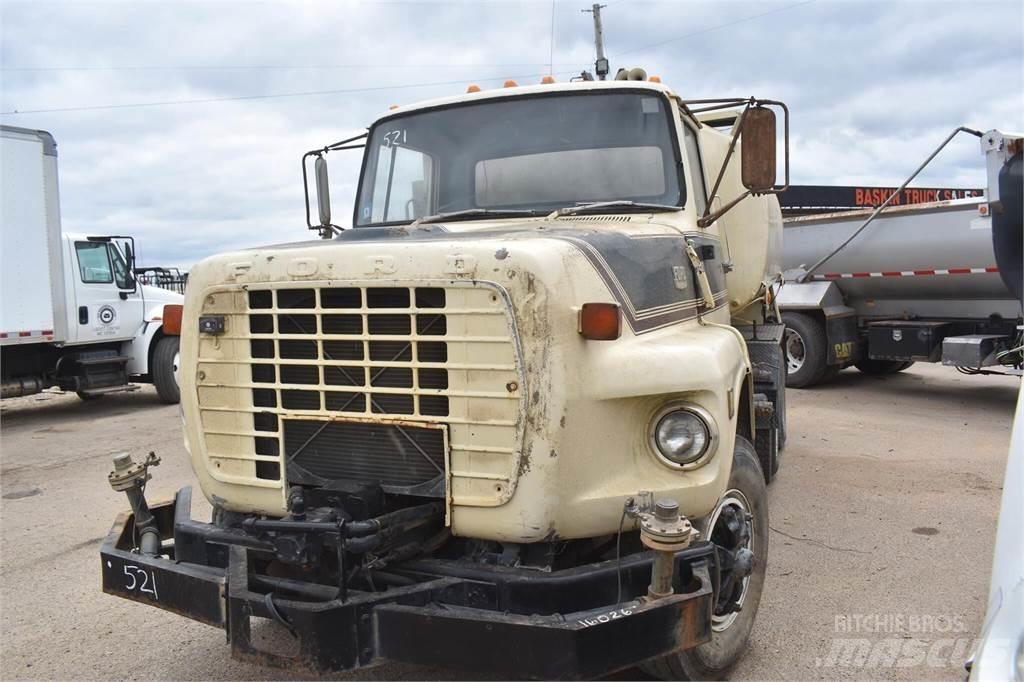 Ford L8000 Säiliöautot