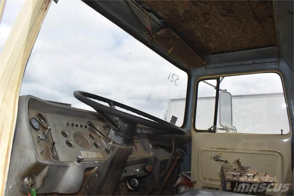 Ford L8000 Säiliöautot