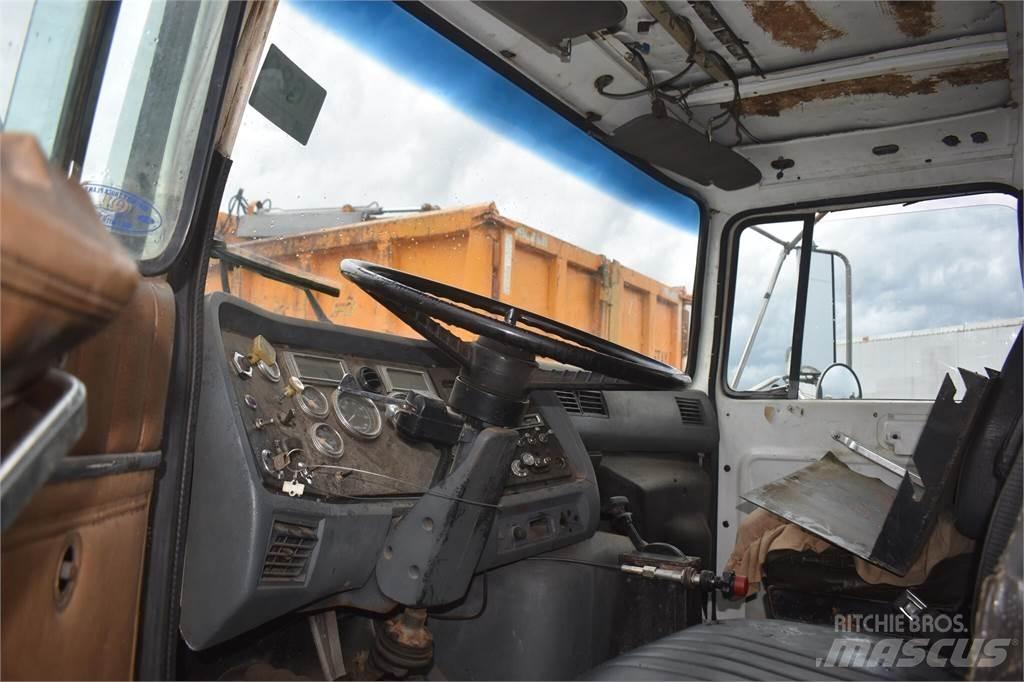 Ford L8000 Nosturiautot