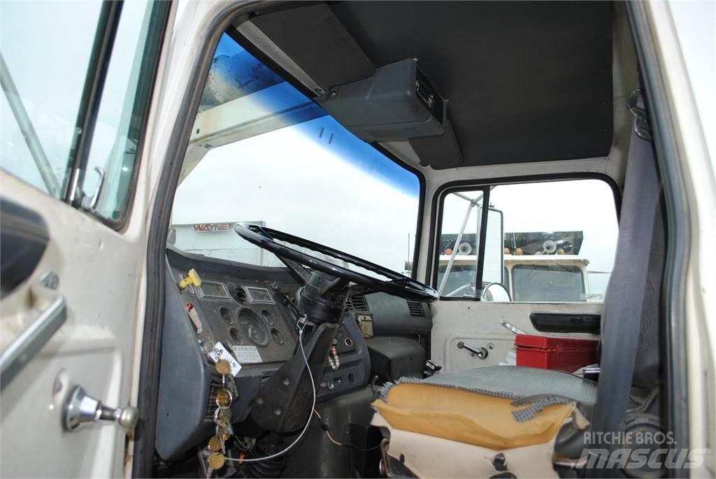 Ford L8000 Säiliöautot