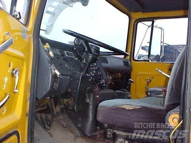Ford L8000 Säiliöautot