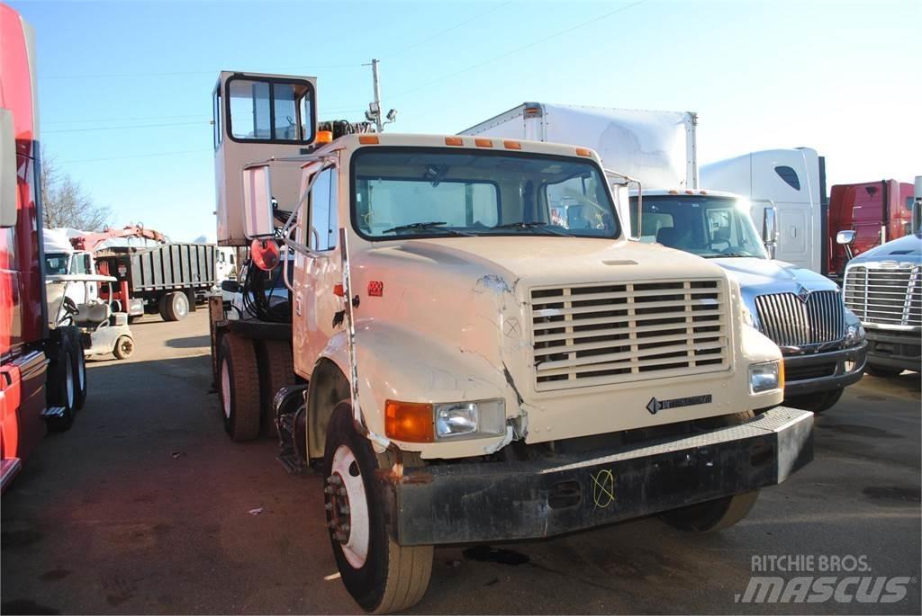 International 4700 Nosturiautot