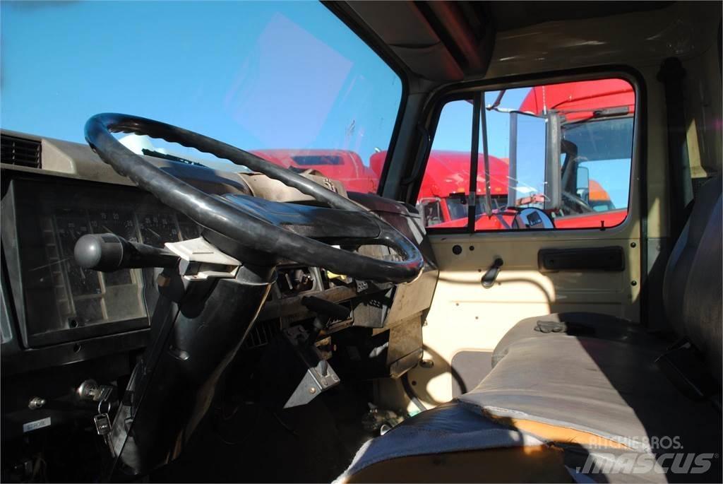 International 4700 Nosturiautot