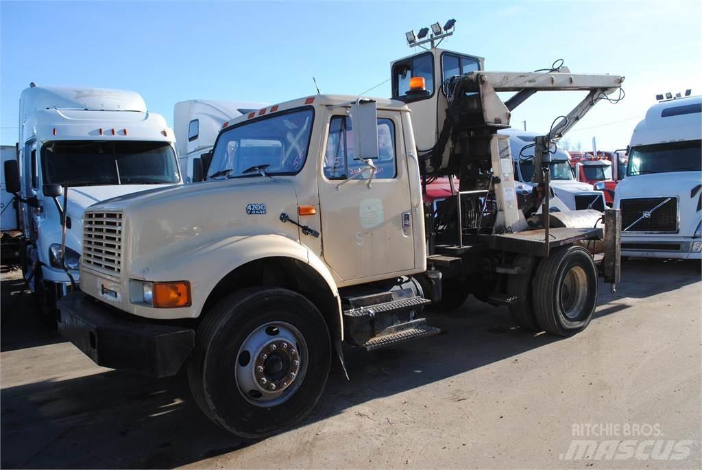 International 4700 Nosturiautot