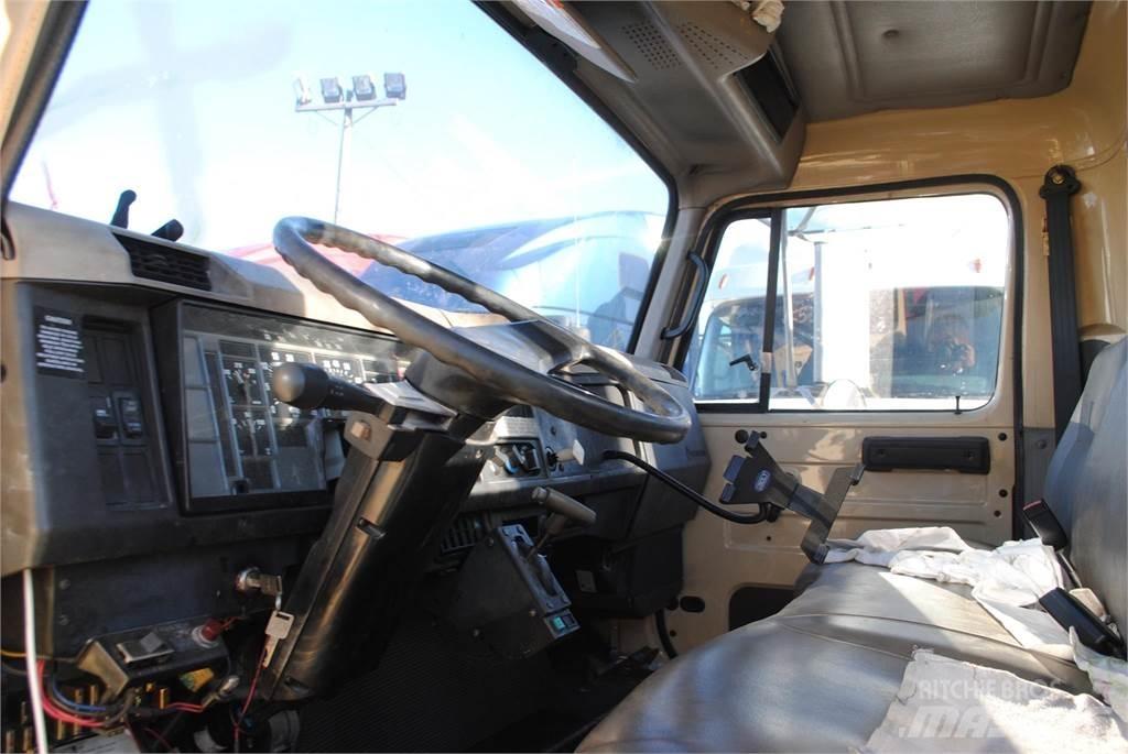 International 4700 Nosturiautot