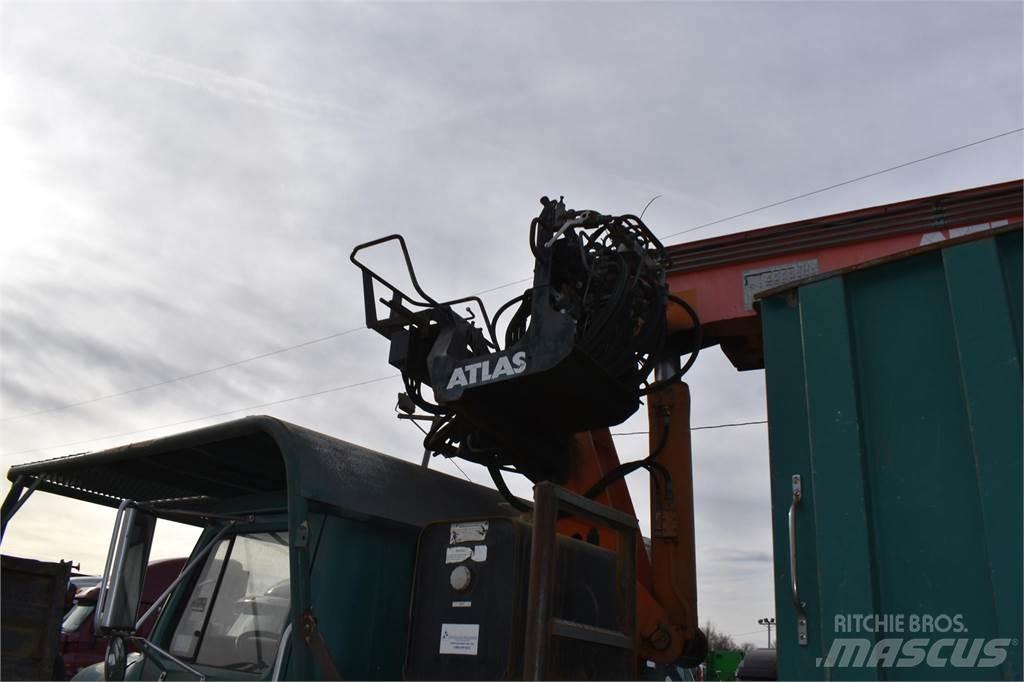 International 4700 Nosturiautot