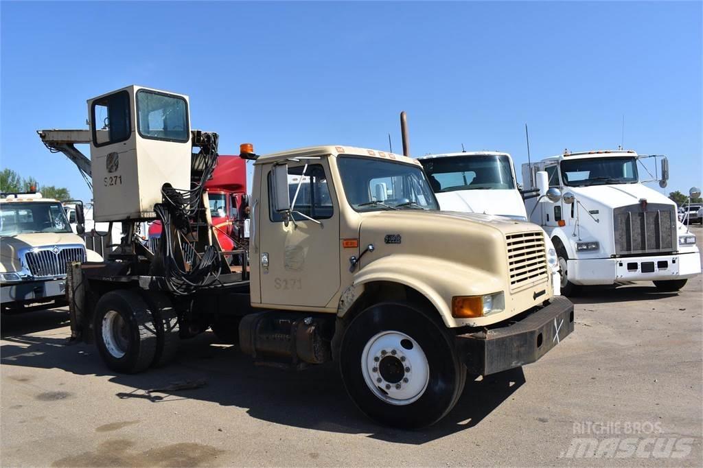 International 4700 Nosturiautot