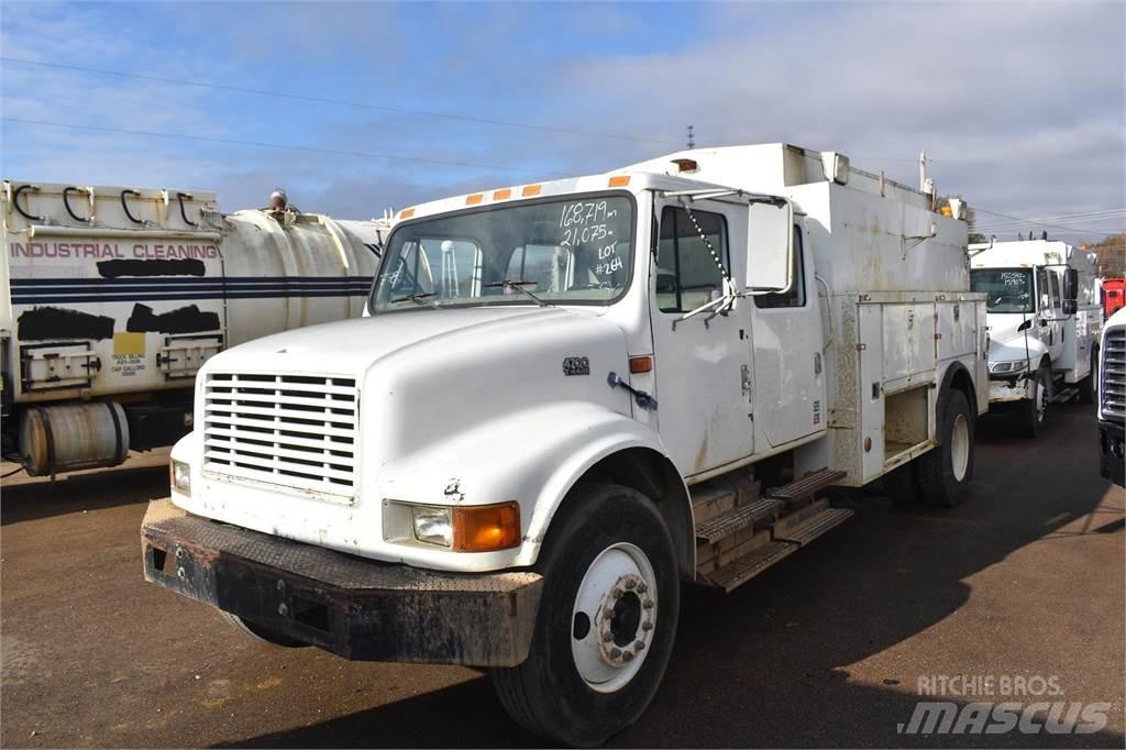 International 4700 Tienhoitoautot