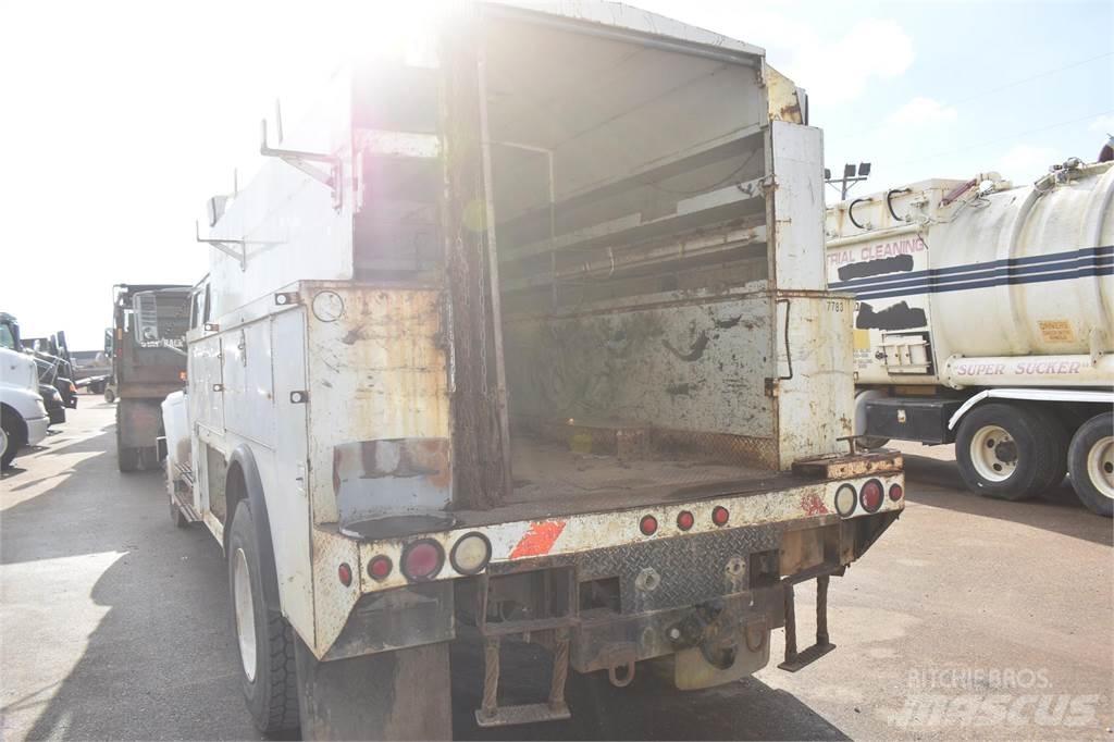 International 4700 Tienhoitoautot