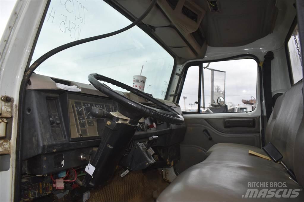 International 4700 Tienhoitoautot