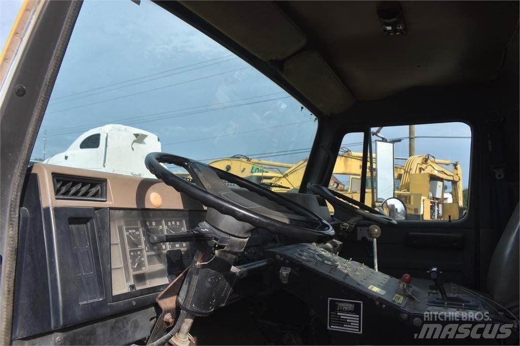 International 4700 Lakaisuautot