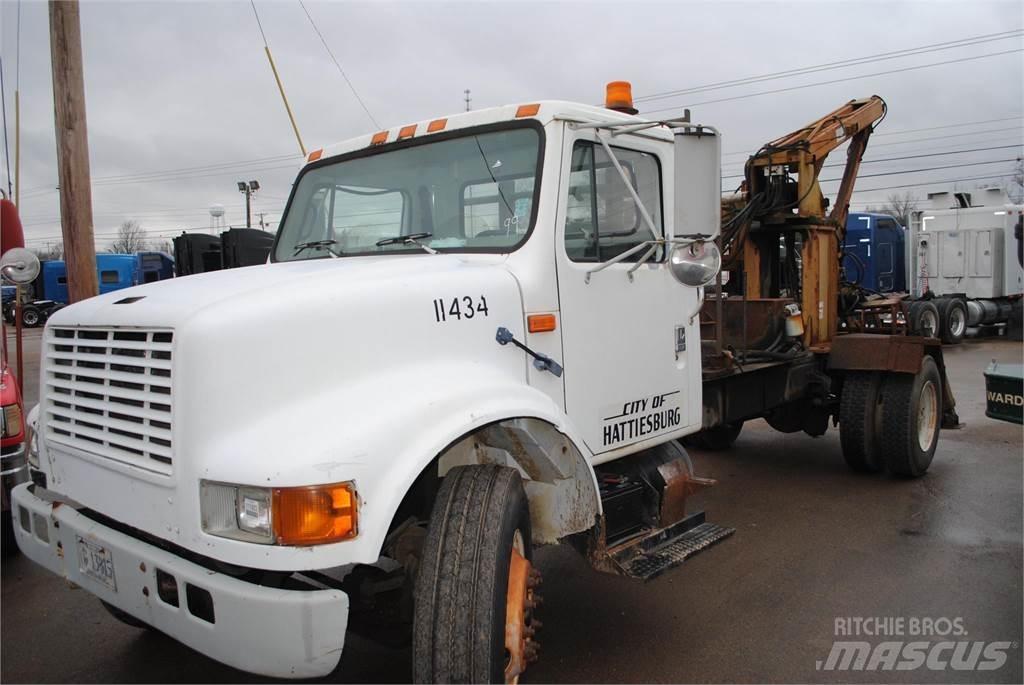 International 4700 Nosturiautot