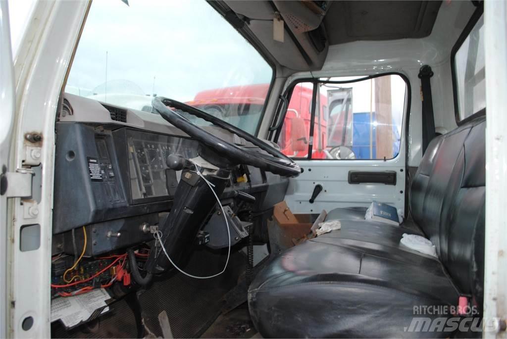 International 4700 Nosturiautot