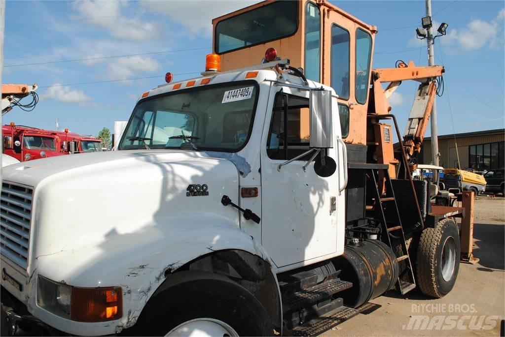 International 4700 Nosturiautot