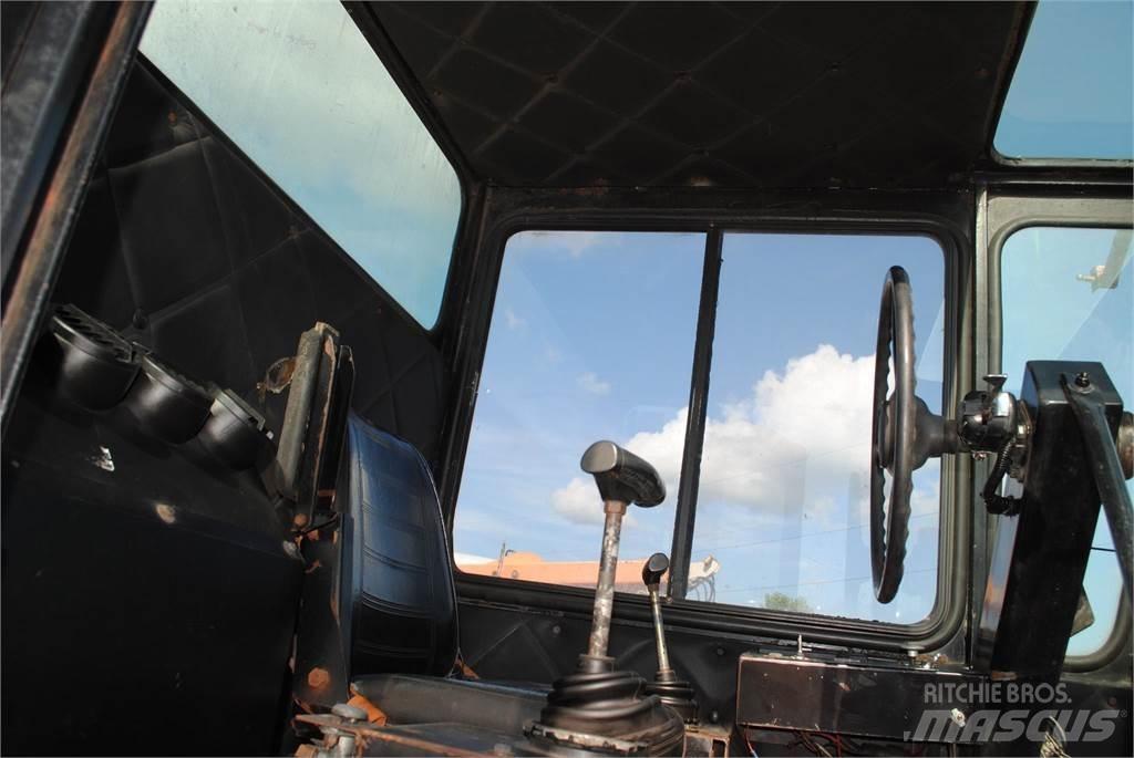 International 4700 Nosturiautot