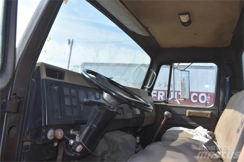 International 4900 Nosturiautot