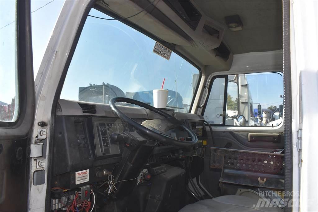 International 4900 Nosturiautot
