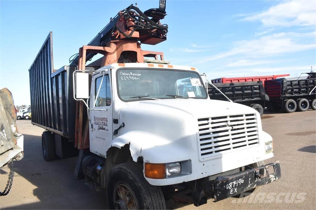 International 4900 Nosturiautot