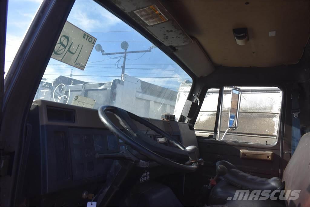 International 4900 Nosturiautot