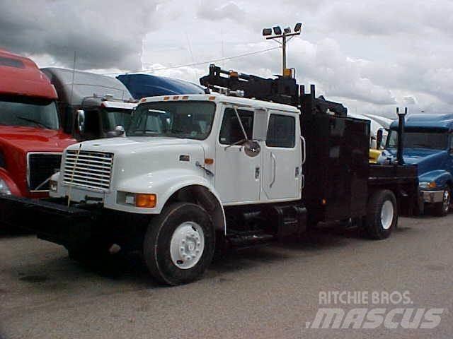 International 4900 Tienhoitoautot