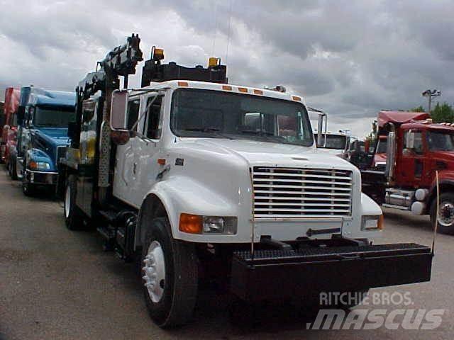 International 4900 Tienhoitoautot