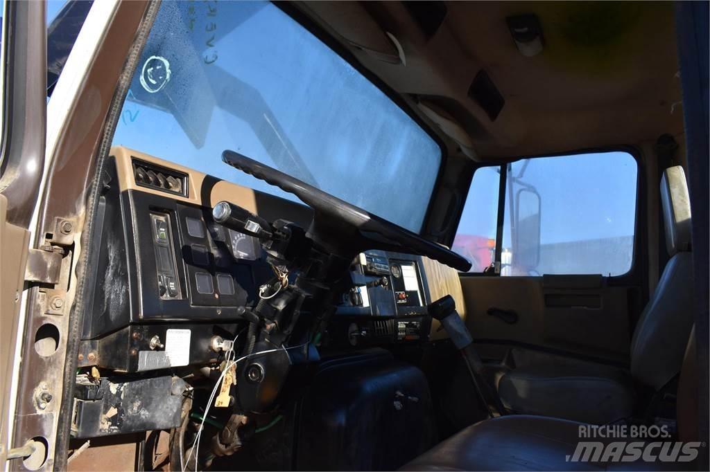 International 8200 Nosturiautot