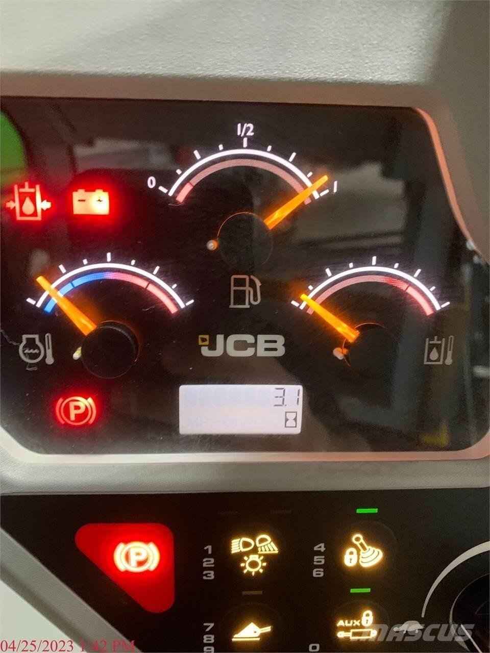JCB 3TS-8W Liukuohjatut kuormaajat