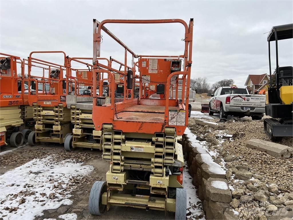 JLG 3246ES Saksilavat