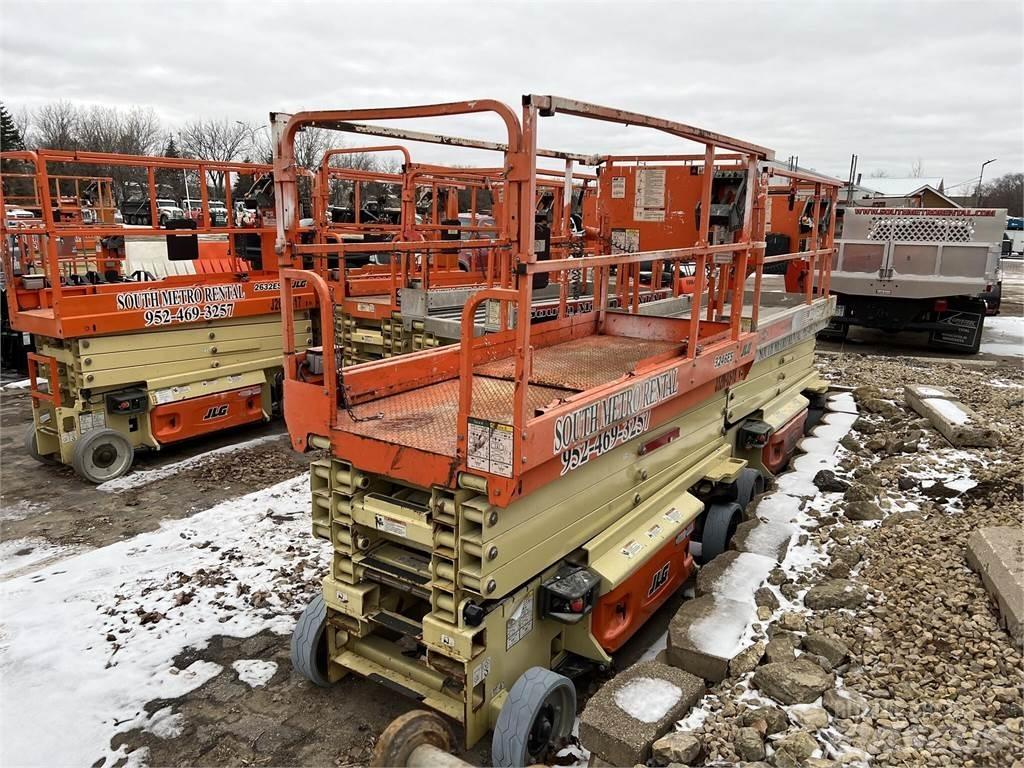 JLG 3246ES Saksilavat