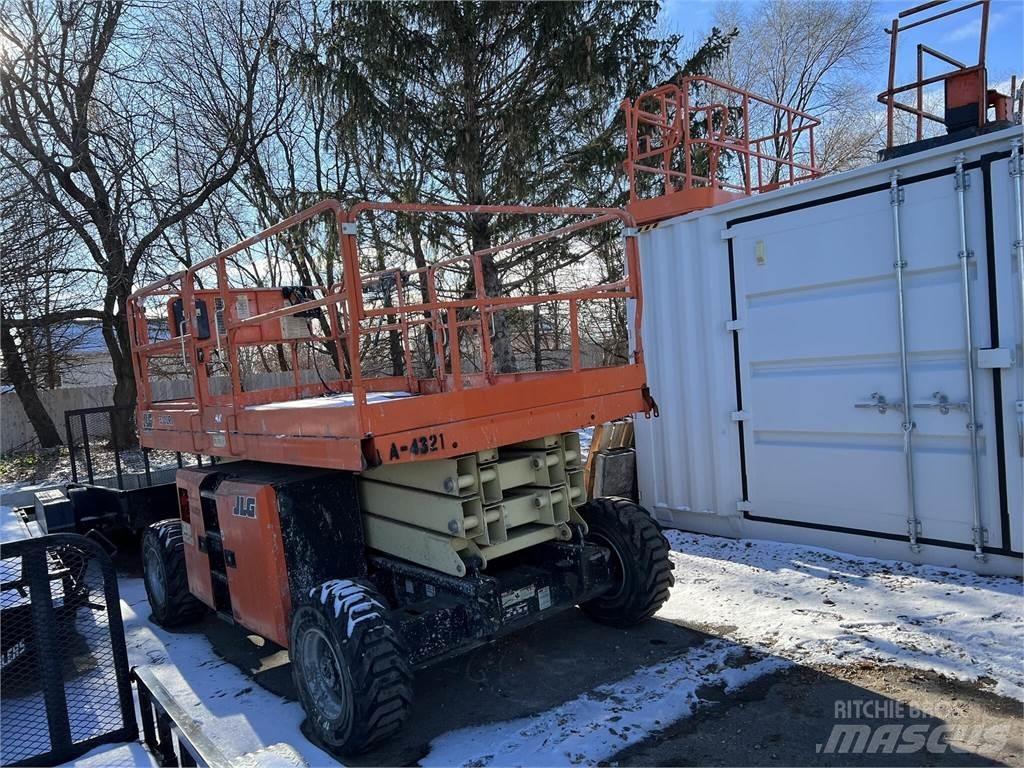 JLG 330LRT Saksilavat