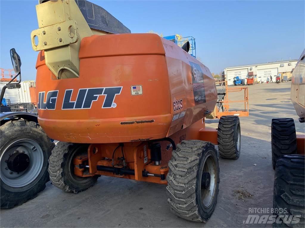 JLG 600S Teleskooppipuominostimet