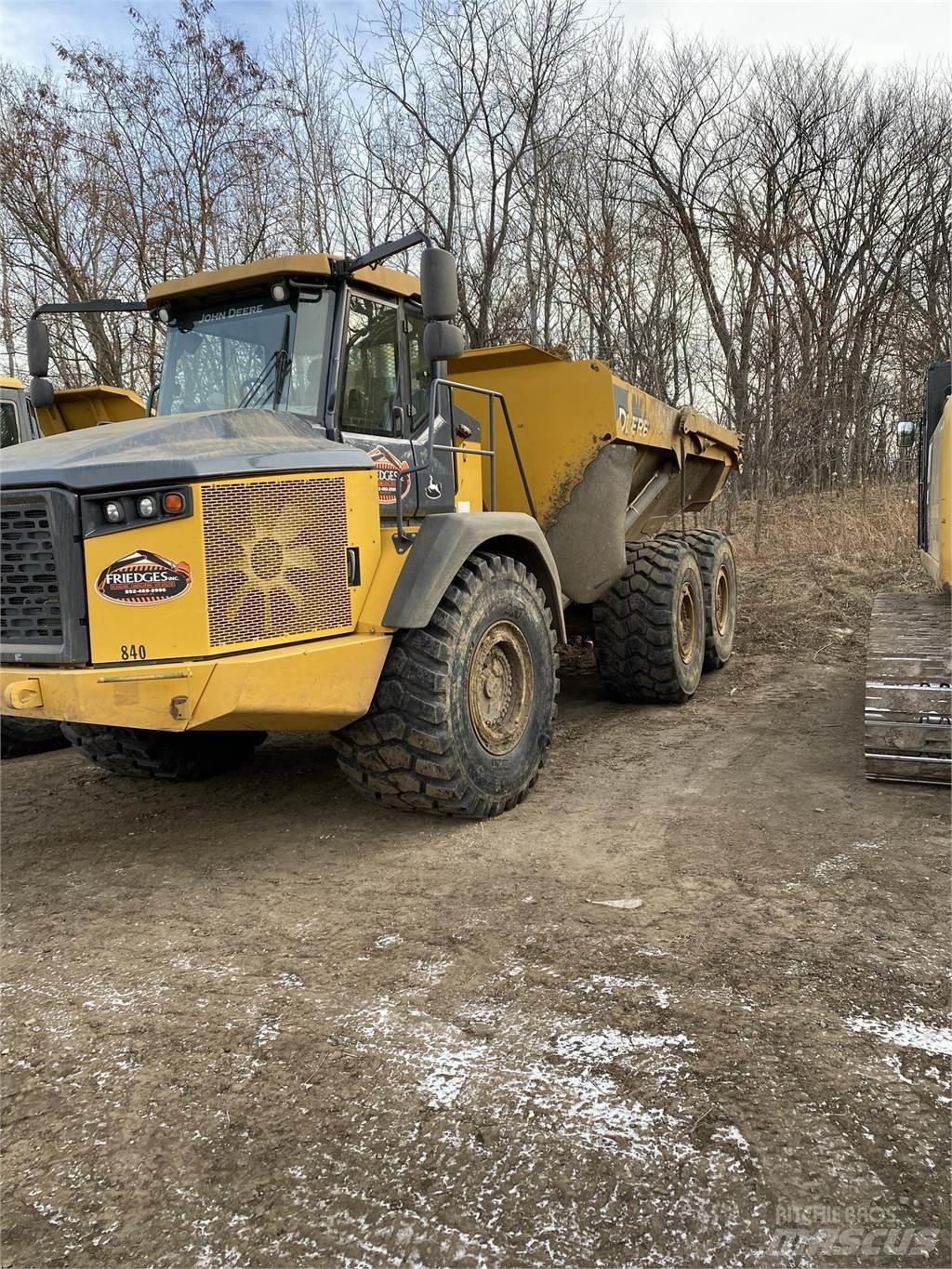 John Deere 410E Dumpperit